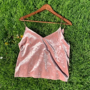 Sammets topp - Somrig och bekväm top i sammet! Fin babyrosa färg!