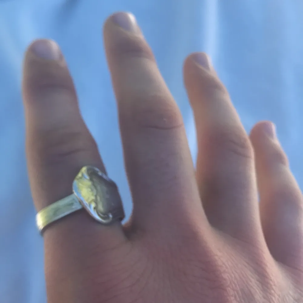 Hej säljer dennna fina ring för enbart 18 kr och det är även fri frakt om du skulle vilja beställa (ringen är hemmagjord av gammal gafflar). Accessoarer.