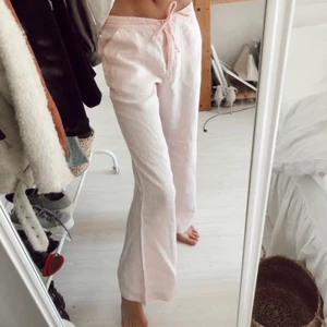 Linnebyxor - Ljust rosa linnebyxor, köpta på Tise men tyvärr för små för mig(lånade bilder därav) storleken är 36, å hon på bilden är 173hör av er vid intresse! 
