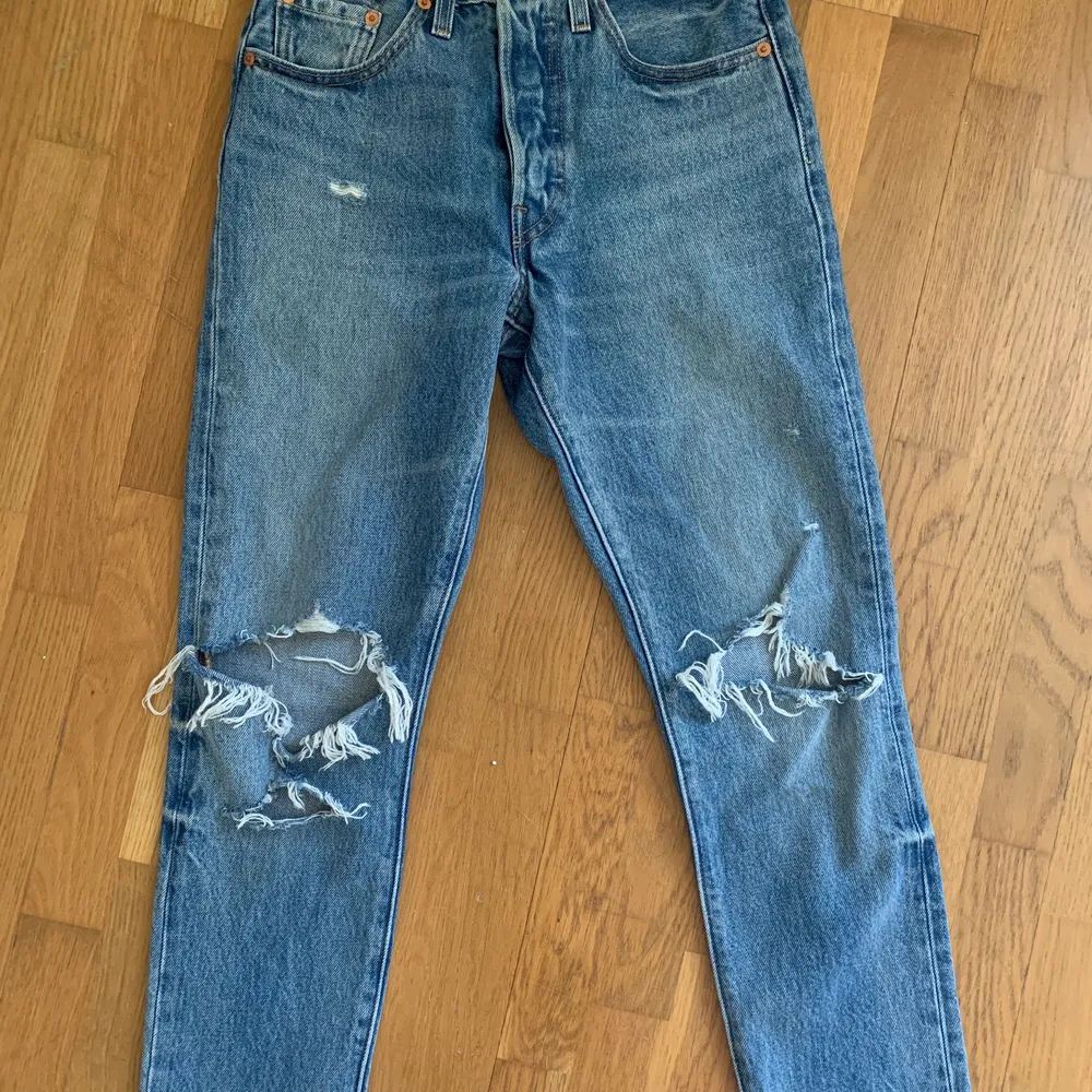 Vanliga 501:or, vintage look med lite revor här och för. sparsamt använda då de är för små så super bra skick, ser nya ut. Org pris 1000. Jeans & Byxor.