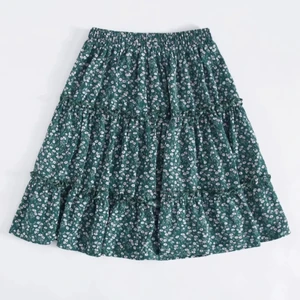 grön blommig kjol - frakt ingår i pris! underbar fin kjol, helt oanvänd! resår i midjan. 