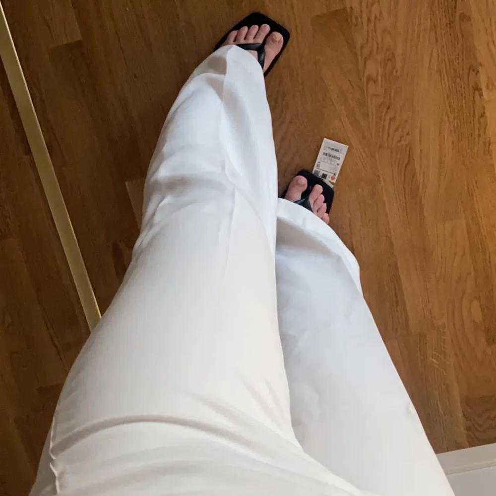 Vita kostymbyxor i storlek S . Jeans & Byxor.