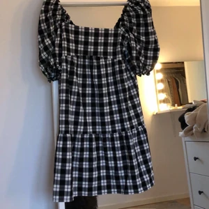 Klänning - Svincool klänning som jag köpte i somras från hm, tyvärr blivit för liten för mig!!