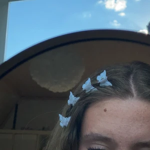 Fjärils hårklämmor🤍 - Hårklämmor i form av fjärilar🤍vita, 16 stycken🤍Kan säljas styckvis/inte alla 16🤍5/kr st, alla för 45kr🤍