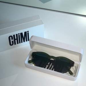 Säljer ett par solglasögon från Chimi eyewear i modellen 003 i färgen kiwi med spegelglas. Nya, endast testade. Utsåld modell på hemsidan. 