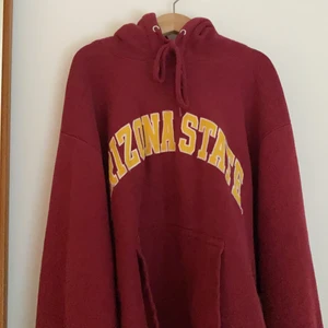 Röd hoodie❤️ - Så himla snygg och skön hoodie som inte kommer till användning därav säljer jag den❤️jätte fint skick, strl xs men sitter mer som en s/m, bra passform!! Köparen står för frakten❤️