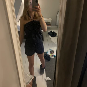 Mörkblå prickig playsuit - Säljer nu denna fantastiska mörkblå och vitprickiga playsuiten som är uppsydd hos en skräddare. Perfekt till både stranden och lite finare tillfällen!!💖💖