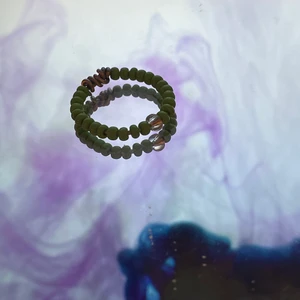 Grön pärlring  - Grön ring gjord på pärlor. Hemmagjord och går att anpassa efter dina fingrar. 