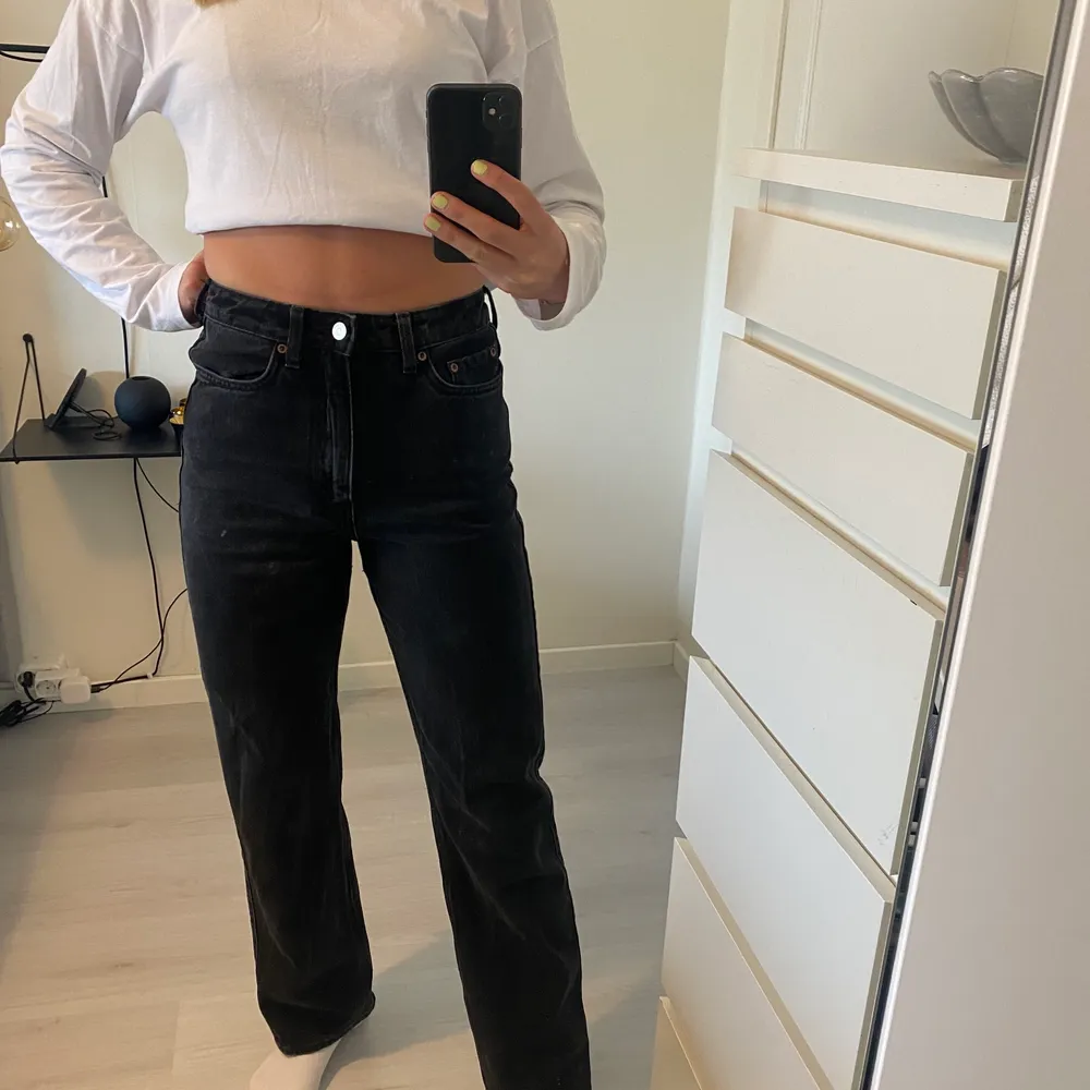 Snyggaste raka byxorna som tyvärr blivit för små! Från Weekday i modellen Rowe✨. Jeans & Byxor.