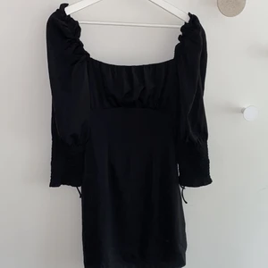 Svart klänning - öppen rygg - Ny klänning med lapp kvar! Svart kort klänning med knytningsbara band i ryggen - öppen rygg 