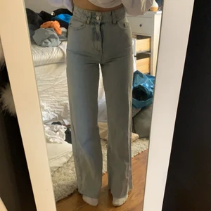 Ljusblåa wide leg jeans - Säljer mina blåa wide leg jeans från Zara! Slits i slutet av byxorna! Storlek 34. Jag är 167cm lång och byxorna slutar precis under hälarna! Väldigt fin passform i midjan! Sitter allmänt bra! Använt 1 gång! Köpte för 399kr säljer för 140kr + frakt!