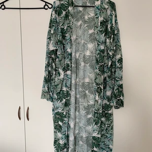 Tunn mönstrad cardigan  - Lång väldig tunn och sval cardigan storlek 44 köpt i Turkiet(Lc Waikiki).