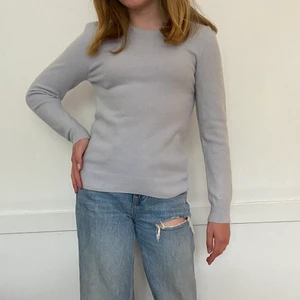 Vanlig stickad Gant tröja! - Väldigt skön i materialet, fin färg och bra till alla tillfällen! (gant märket står i ärmen) 