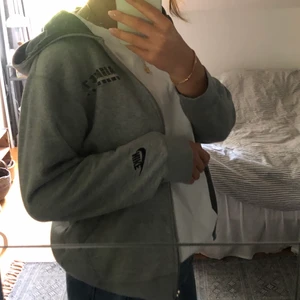 Nike zip hoodie - Säljer denna vintage nike hoodien som är för liten för mig. Är vanligtvis M och denna är storlek 152-158 så passar nog XS eller S. Jätteskön och mysig💕