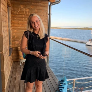 Svart klänning - Säljer min älskade snygga svarta klänning då jag bara använt den en gång! Väldigt bra skick!