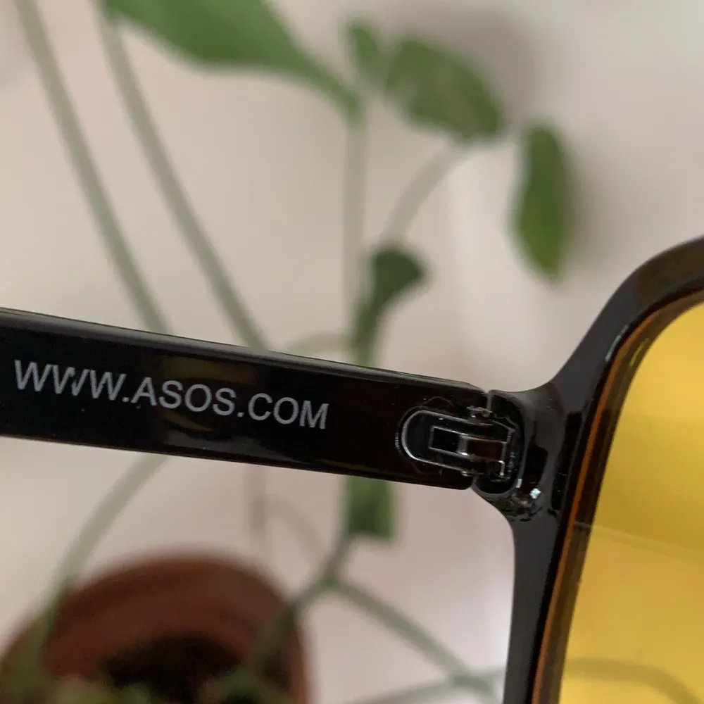 Populära och trendiga solglasögon från asos. Fraktas eller möts upp i malmö 🤠. Accessoarer.