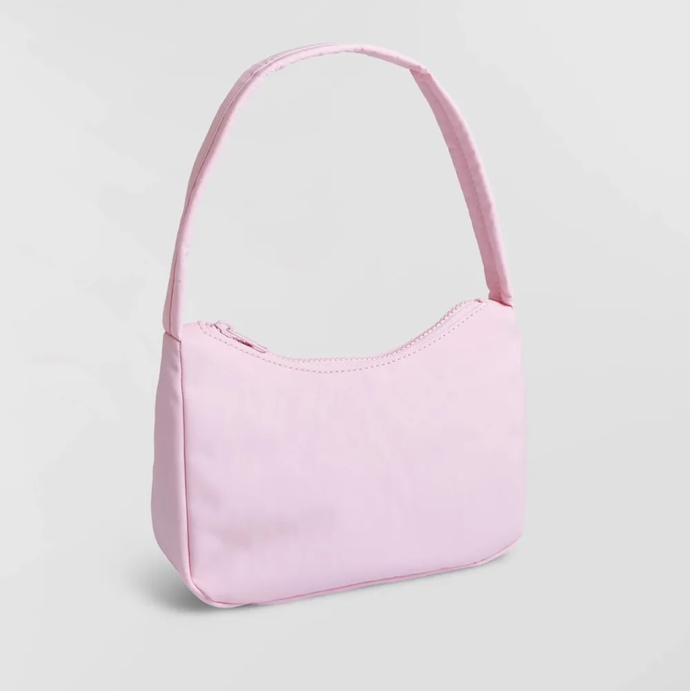 Superfin rosa väska, helt oanvänd, säljer pga aldrig kommit till användning. Väskor.
