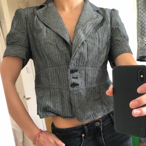 Fin jeansblus  - Såå cool jeansblus med knappar! Passar en small o  medium!