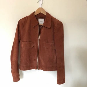 Mockajacka Mango - Mockajacka från Mango i fint skick. Något sliten på insidan av kragen se bild. 