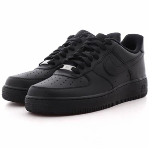 Air force 1 svart  - Svarta air force 1 i storlek 38. Använda ett fåtal gånger så dom är i bra skick💓 köparen står för frakt💓