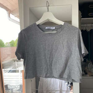 Croppad tshirt - Säljer min croppad tshirt då den inte används längre! Den är i ett jätteskönt material och är väldigt luftig. 😇 köparen står för frakt!