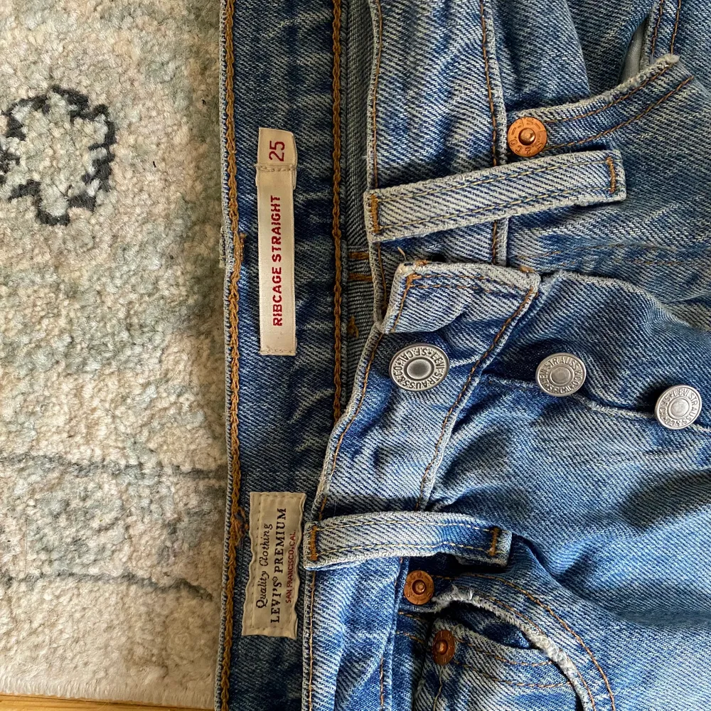 Supersnygga jeans från Levis! Modellen på jeansen är ribcage straight och de är i storleken W25 L29. De är i bra skick och säljs då de inte kommer till användning. Köparen står för frakt❤️💕. Jeans & Byxor.