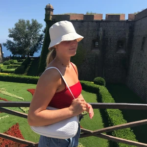 Linne Brandy Melville - Ribbat rött linne från Brandy Melville i fin kvalitet. One size men är väldigt stretchig så pasar nog de flesta mellan XS-M. Väldigt somrigt o fint! Fin röd färg o inte sådär skrikig, lite mer fylligt röd. 