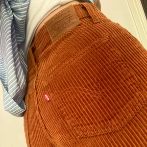 Manchesterbyxor från Levi’s - Oanvända RÅSNYGGA manchesterbyxor från Levi’s. Nypris 1200:-