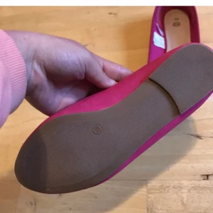 Rosa ballerinor i storlek 38 - Säljer ett par rosa ballerinor som är använda en gång köpta i en affär som heter C&A