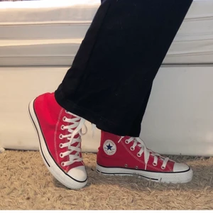 Röda converse  - Helt oanvända converse i toppen skick. Dem är i storlek 36.5 men skulle säga att dem mer är som 37. Dem är inte riktigt min stil så därför säljer jag dem. Skriv för fler bilder💕