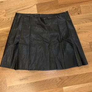 Svart läder/skin kjol - Bara använts på scen så fortfarande bra skick