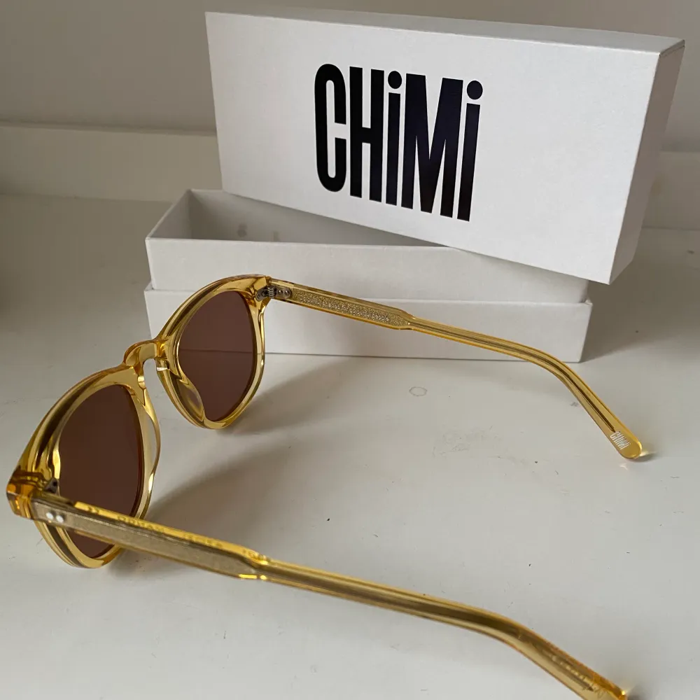 Helt nya glasögon från Chimi Eyewear, aldrig använda! Den klassiska modellen 001 i färgen mango. En guld/orange färg, med spegelglas. Nypris 1100kr Obs, saknar glasögonfodral.. Accessoarer.