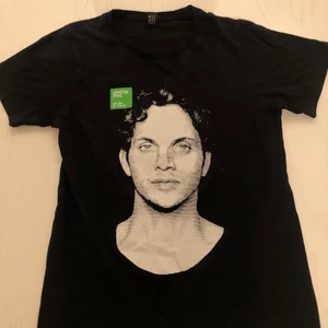 Tshirt - Svart Tshirt med tryck av Salem Al Fakir