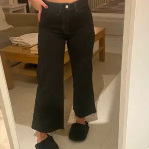 Snygga High waist jeans i svart färg med rak modell