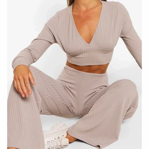 BooHoo set storlek S/M - Säljer mitt underbara sett fron BooHoo då det är för stort för mig i passformen. OBS: Settet är definitivt mer mörkt i verkligheten än på modellbilden, men fortfarande en super fin färg. Jag skulle rekommendera settet till någon med storlek M. Alla lappar är på (förutom på byxan då den gick av när jag provade den😬)  Settet köptes för 378kr och är helt oanvänt. 