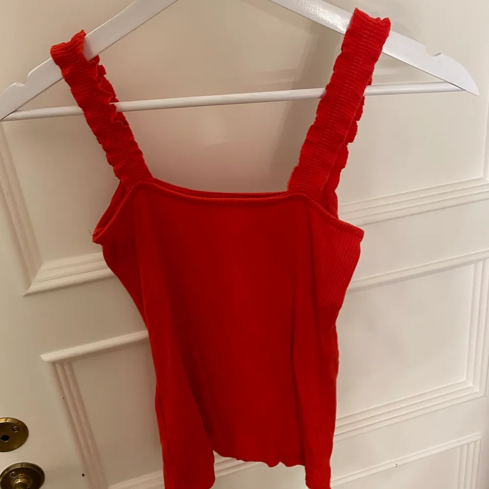Ribbat jättefint rött linne i strl S❤️ Axelbanden är veckade och ganska breda, superfint till en enfärgad kjol eller ett par jeans!. Toppar.