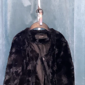 Vero Moda päls jacka - En jätte mysig jacka från Vero Moda. Priset kan diskuteras vid snabb affär.