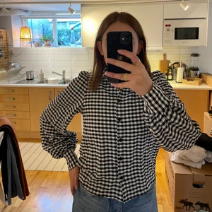 Oanvänd rutig skjorta - Detta är en helt oanvänd rutig skjorta från Monki! Den är i storlek XS men passar lika bra på en S! 🤍 100kr + frakt