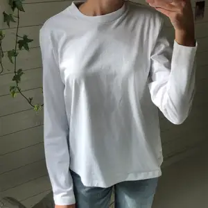 Organic Cotton Long Sleeve T-Shirt i storlek 34 från & other stories! Aldrig använd och i gott skick.
