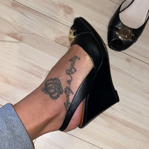 Michael kors kilklack st 38, helt nya!  - Super sköna på och kom aldrig till användning då jag blev gravid strax efter köpet, haft dem på en gång inomhus under någon stund! 