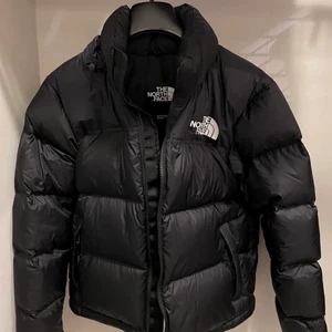 North Face nuptse 1996 jacka  - Säljer denna supersnygga the northface jacka i strl S, 💓 första bilden är lånad, osäker på hur mycke frakten kostar, bud på 2200, har kvitto kvar! 