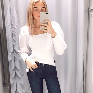 Vit tröja - Vit långärmad tröja i stretchigt material i ST:M              Använd en gång så är som ny🌟