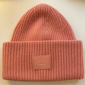 Acne mössa - Säljer pga använder inte längre. Köpare står för ev. frakt. 