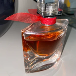 La vie est belle  - Säljer min La vie est belle intensément 50 ml. Doftar ljuvligt men behöver rensa mitt badrumsskåp.. Mycket kvar i flaskan. Köparen står för frakt. 🎀