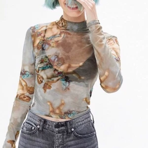 Topp strl S - Superfin topp från Urban Outfitters i nästan nyskick då jag knappt använt den❤️