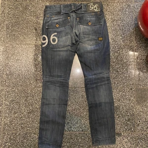 Jeans - G-star RAW - Blå jeans från G-star RAW. Coola detaljer och bra skick⭐️