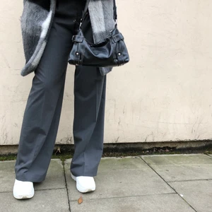 Grå kostymbyxor  - Grå kostymbyxor som ger en perfekt passform på kroppen. Fantastiskt sköna och kan stylas både på sommaren och vintern. 170cm lång och de är perfekta i längden. 