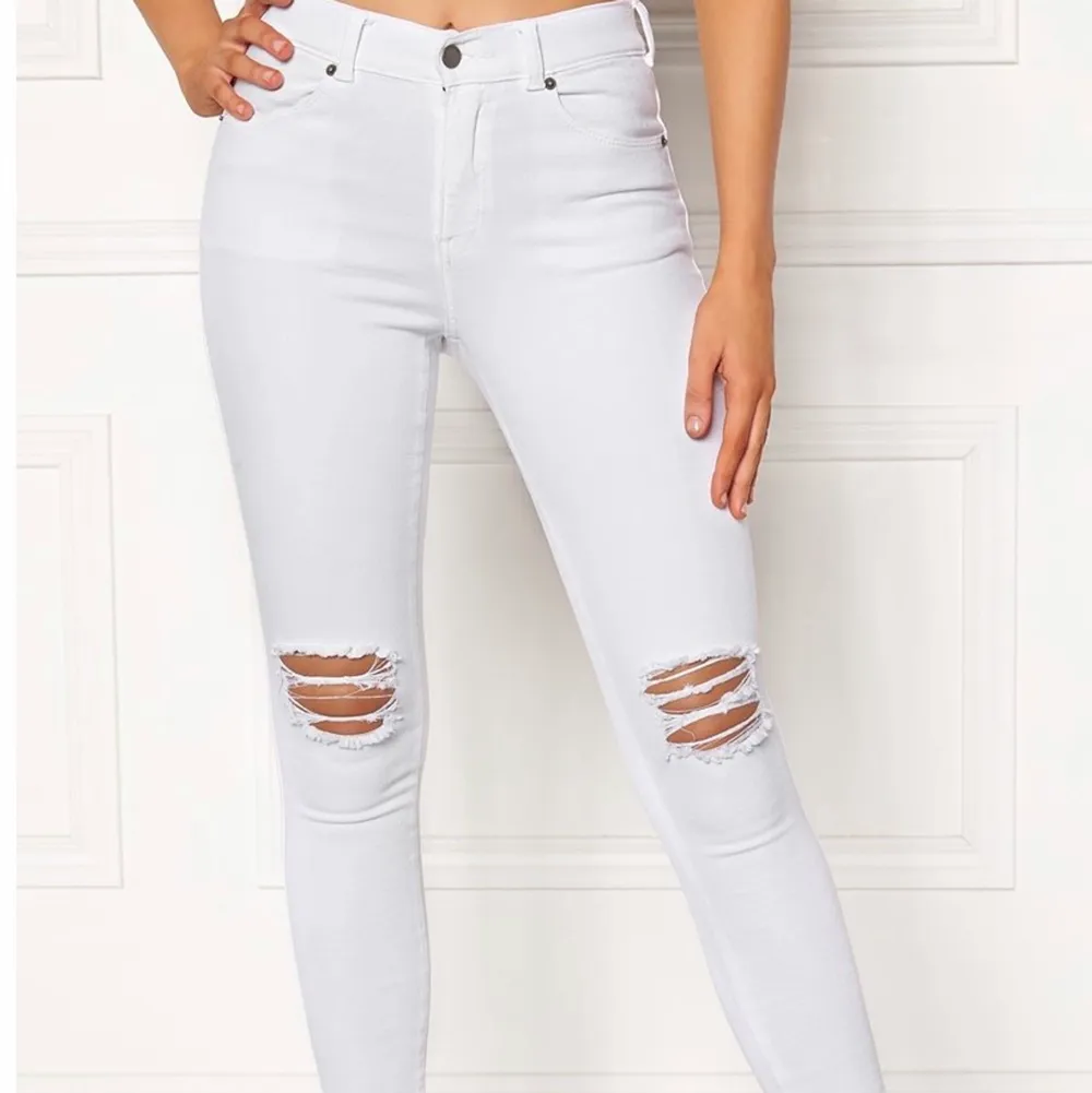 Vita jeans ifrån dr denim i modellen lexy, använda en gång . Jeans & Byxor.