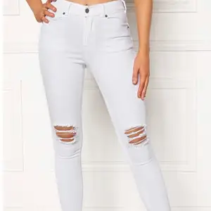 Vita jeans ifrån dr denim i modellen lexy, använda en gång 