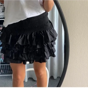 Volangkjol hm  - INTRESSEKOLL på denna slutsålda populära kjol med lappen kvar i stl S💗💗 köpt på plick men den var tyvärr för stor för mig💗 köp direkt för 400+frakt💗💗 PRIS KAN DISKUTERAS VID SNABB AFFÄR 